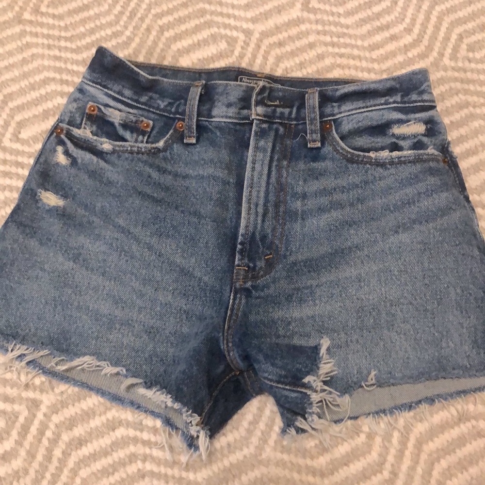 ABERCROMBIE HIGH RISE DENIM SHORTS, MED WASH, 25